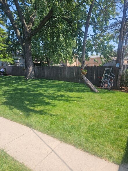 Building Photo - 6040 N Avondale Ave