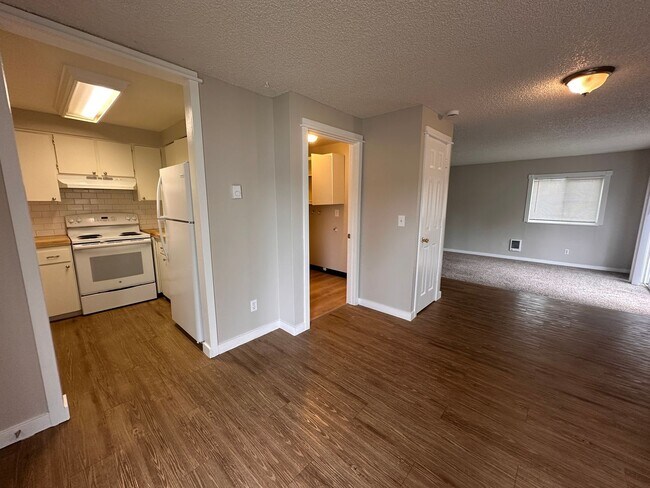 Building Photo - 912-916 NE Hacienda Ct