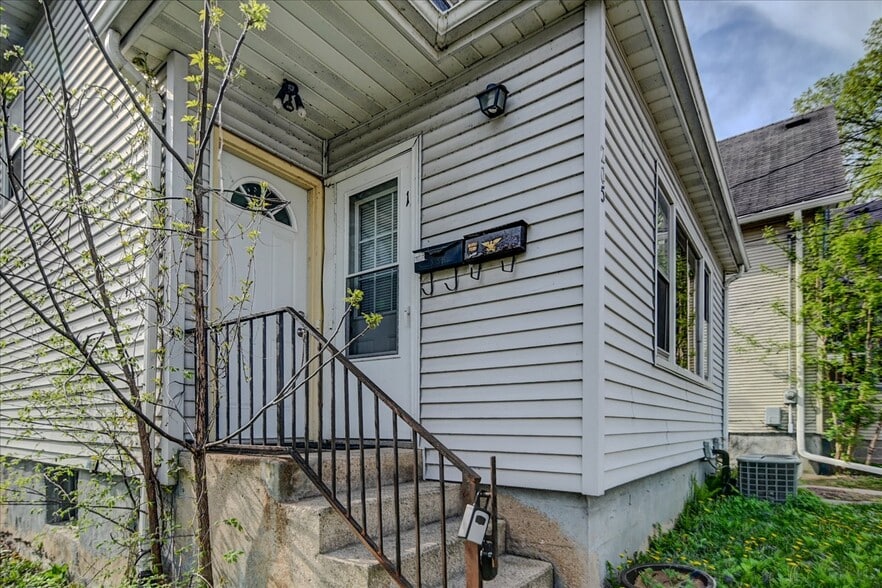 Building Photo - 205 S Fair Oaks Ave