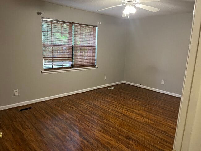 Large front bedroom - 263 Robin Ln NW