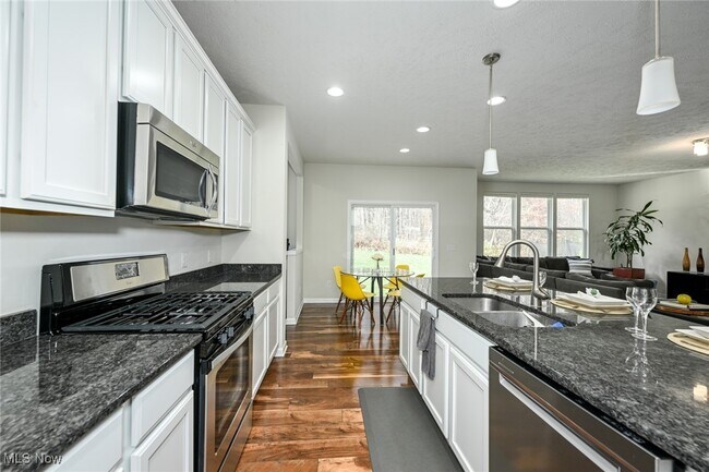 Building Photo - 4816 Lake View Dr