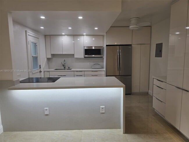 Building Photo - 3240 Mary St