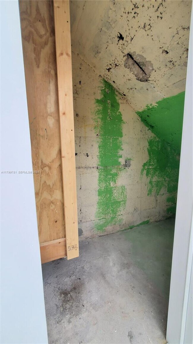 Building Photo - 6201 SW 22nd St