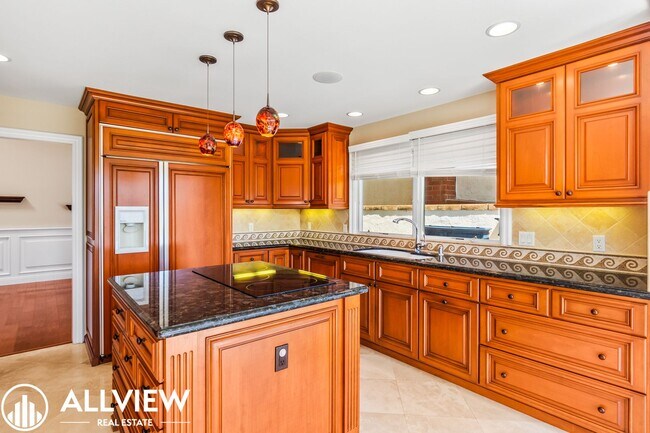 Building Photo - Rare 5 bed/3 bath home located in the high...