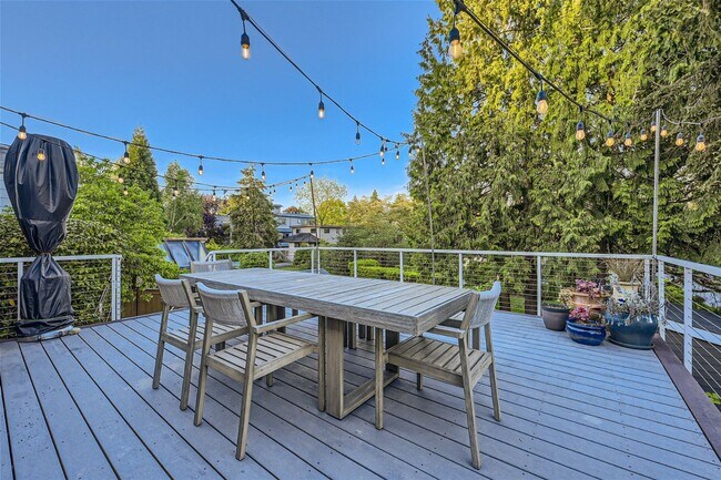 Building Photo - Introducing a spacious 4 bedroom, 2.5 bath...