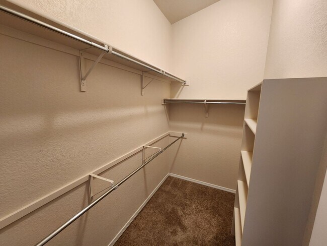 Building Photo - 3 Bedroom Townhome in Gated Community