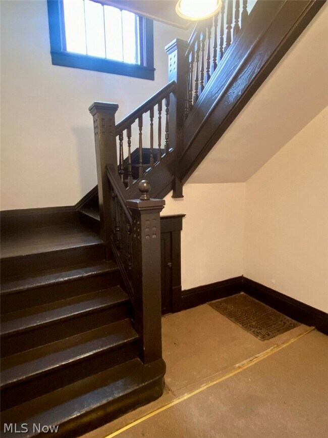 Building Photo - 390 Doyle St