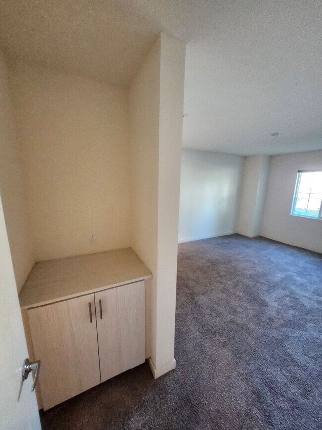 Building Photo - Gorgeous Tri-level Townhouse 3 beds 3 1/2 ...