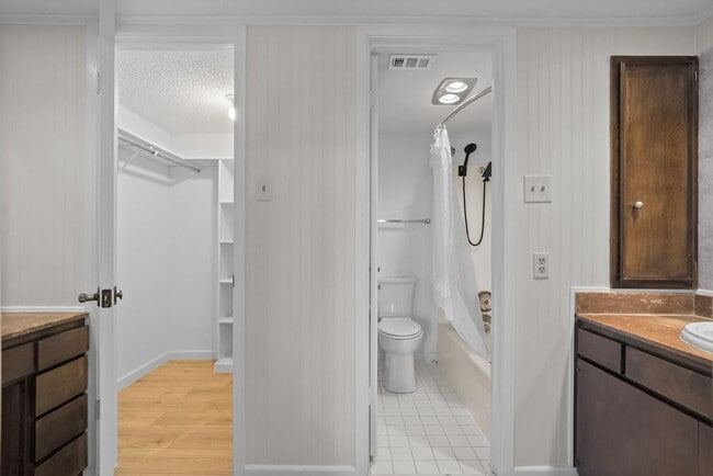 Building Photo - Amazing Mid-Century Modern 2 Bed, 2.5 Bath Ready for New Tenants- Eagle Mountain Saginaw ISD- 76179