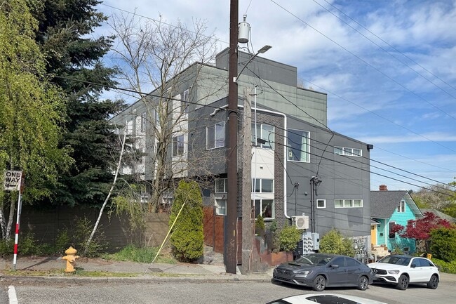 Building Photo - 3Bd/1.5Ba Seattle Townhouse