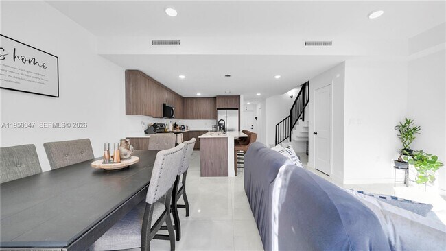 Building Photo - 417 NW 13 Ct