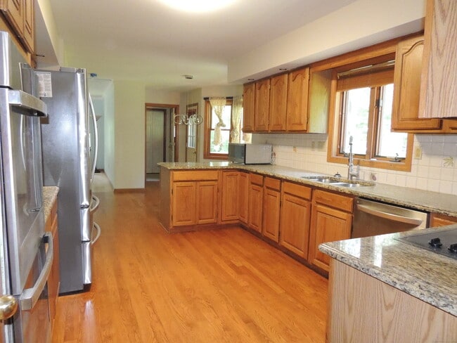 Building Photo - 12 Cardinal Ln