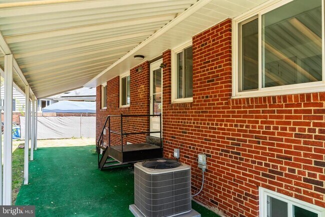 Building Photo - 2521 Fairhill Dr