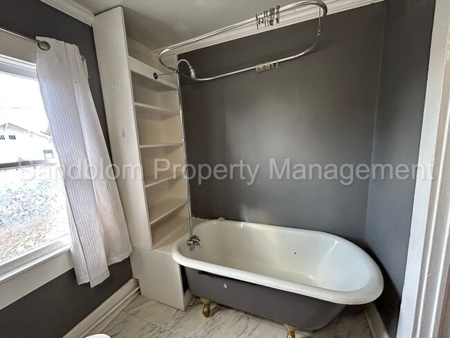 Building Photo - FOR LEASE | Riverview | 1 Bed, 1 Bath Garage Apartment