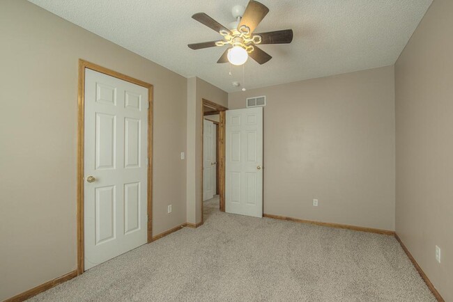 Building Photo - 612 NE Topaz Dr