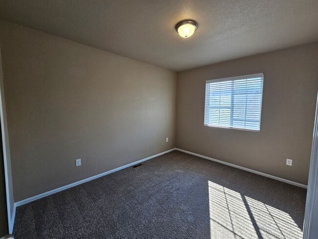 Building Photo - 3 bed-3 bath Townhome with AC!!!