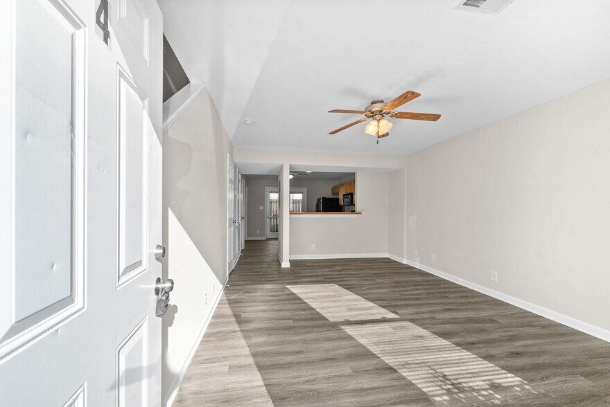 Building Photo - 121 Coyote Ct