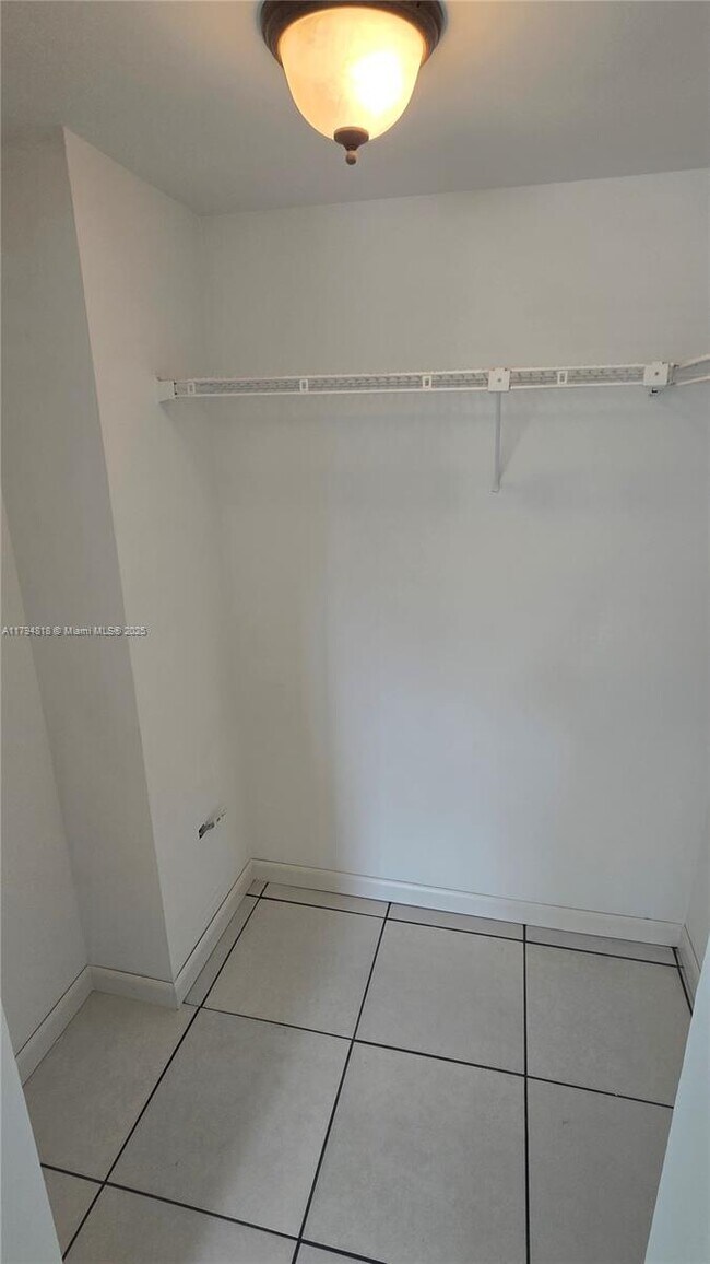 Building Photo - 7801 S Colony Cir