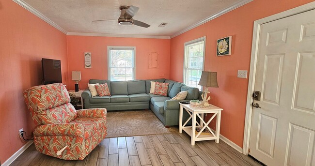 Building Photo - Cozy Cottage – Just 1 Block from the Beach