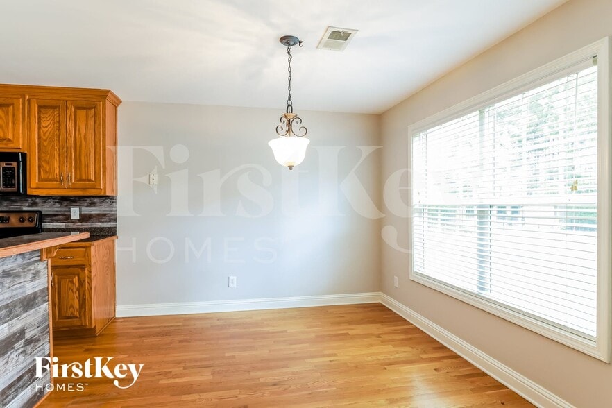 Building Photo - 1306 Golden Way