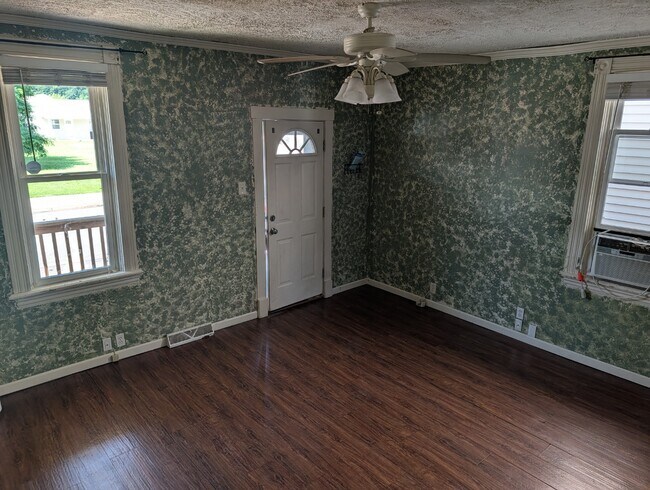 Building Photo - Two bedroom home in New Brighton