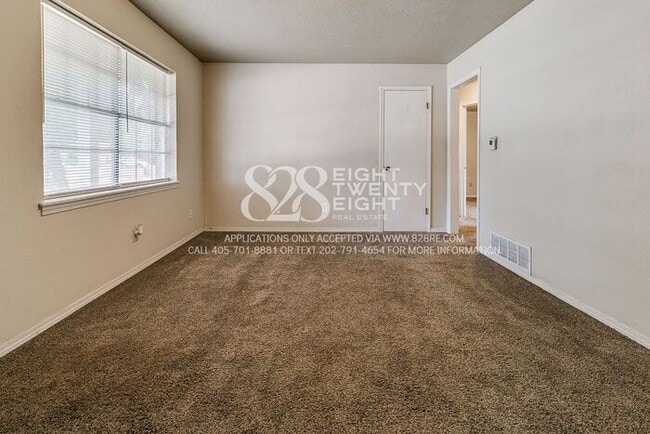 Building Photo - 3 Bedroom/1 Bath Single Family Home Just M...