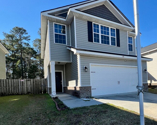 Building Photo - AVAILABLE EARLY APRIL 2026! (Pet Friendly)