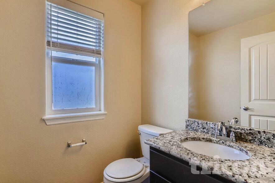 Building Photo - 688 Arches Ct