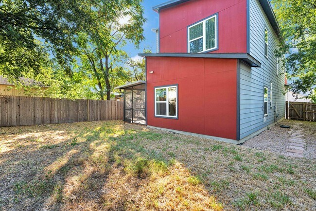 Building Photo - Modern Comfort Minutes from Downtown
