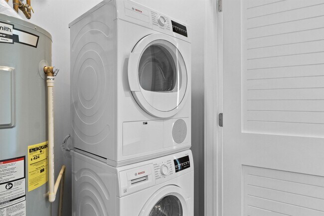 Building Photo - 250 Ave E