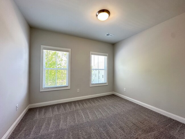 Building Photo - SPACIOUS TOWNHOME