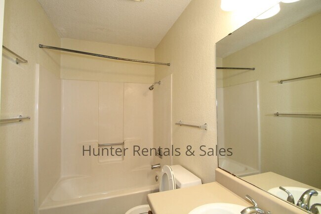 Building Photo - 2601 Bermuda Dr