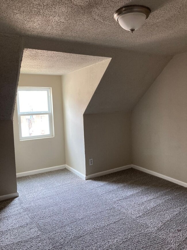 Building Photo - 3 Bedroom 2 Bathroom East Side Home