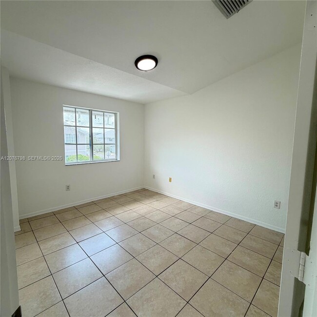 Building Photo - 923 SE 16th Ct
