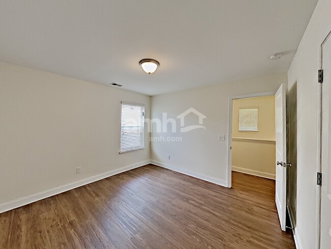 Building Photo - 104 Cobblestone Dr