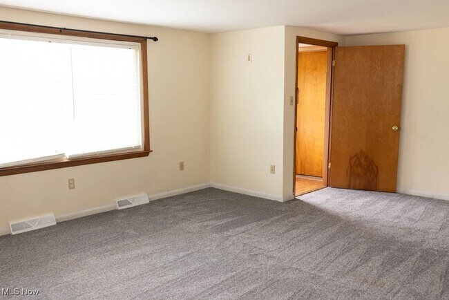 Building Photo - 1330 James Cir