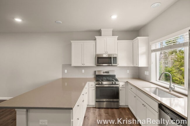 Building Photo - Lovely 3 BR | 2.5 BA Townhome | Hillsboro | Minutes from Orenco Station | Excellent Location!