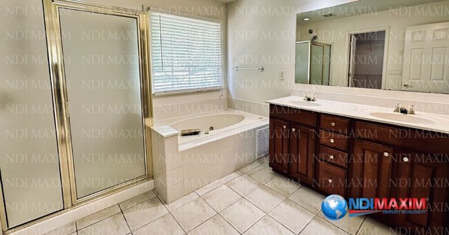 Building Photo - Nice house overlooking pool and playground in Duluth