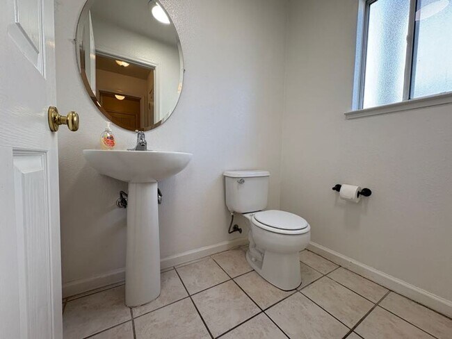 Building Photo - Beautiful 3 Bedroom Home in Spanos East Ga...