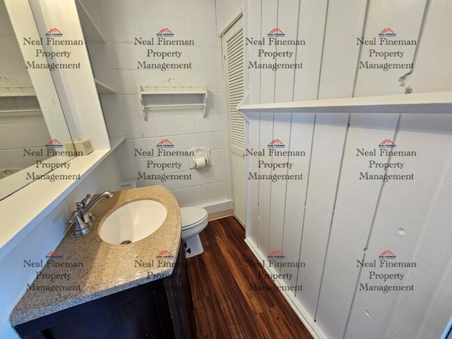 Building Photo - Studio/1 Bathroom Apartment. 60 steps walk up to the apartment. No parking. Rented as shown