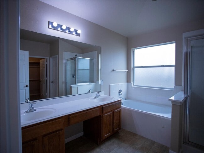 Building Photo - 16714 Mallory Bridge Dr