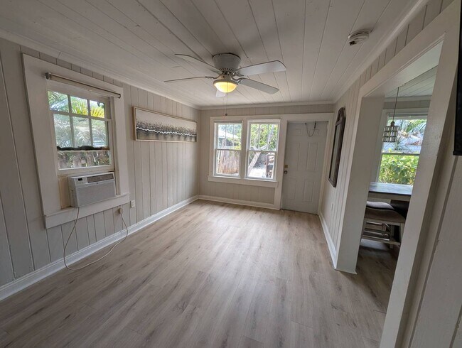 Building Photo - Adorable Rental in the Heart of Sarasota
