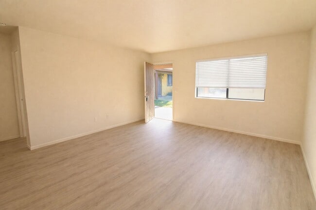Building Photo - Recently Renovated, Single-Level 2-Bedroom Apartment with Small Fenced Yard.