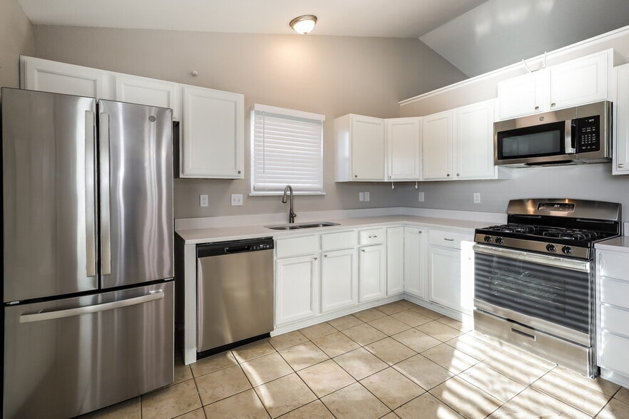 Building Photo - 450 Lake Shore Ct