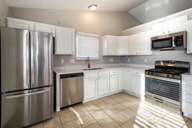 Building Photo - 450 Lake Shore Ct