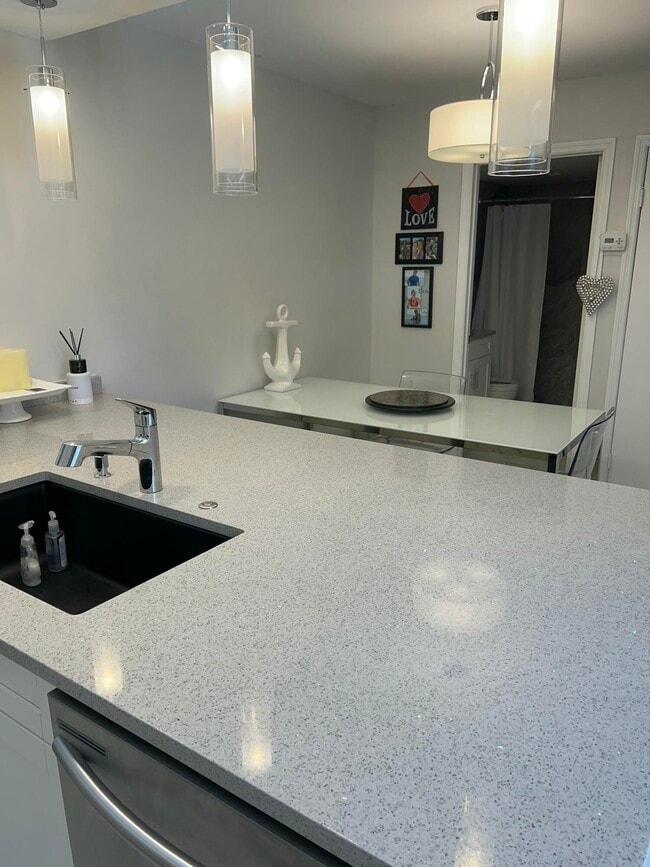 Building Photo - 2101 21st Ln