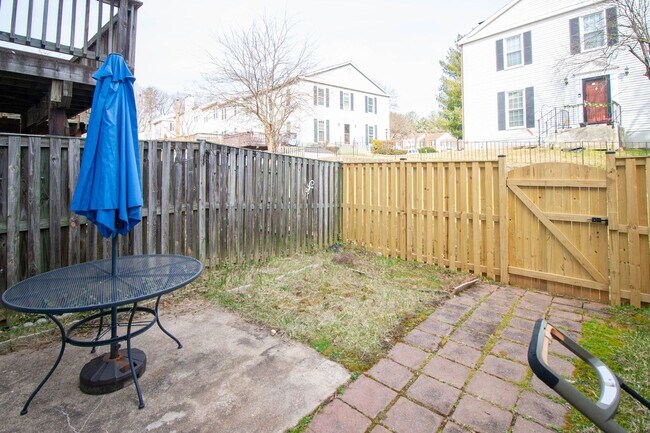 Building Photo - Gorgeous and updated 3Bd/2.5Bth townhome in the Town of Forest Hills! w/2 assigned parking space!