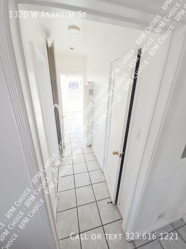 Building Photo - 1320 W Anaheim St