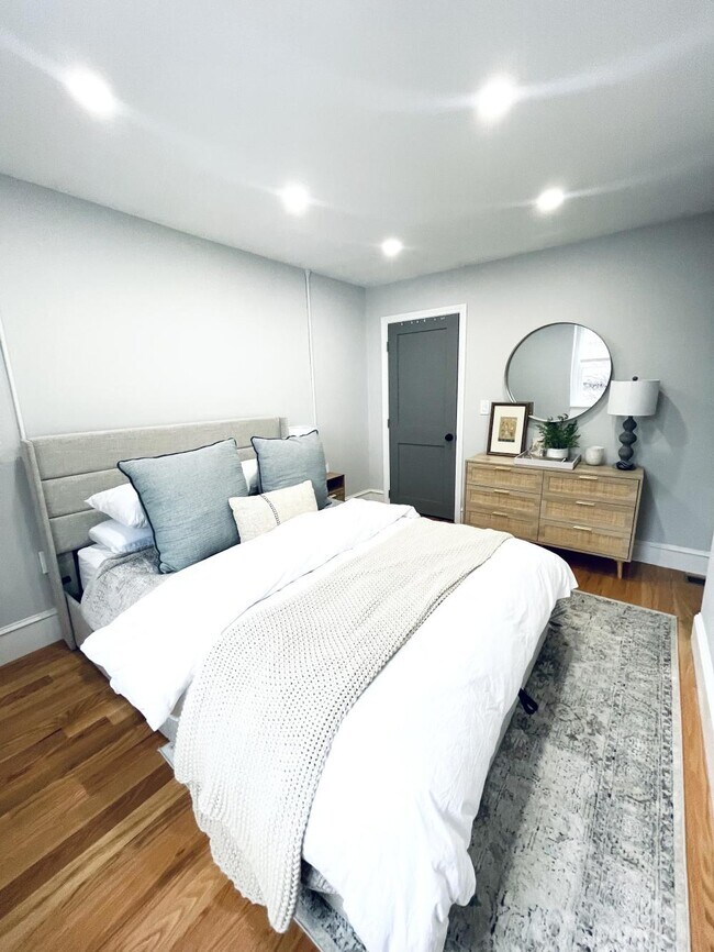 Building Photo - 5 bedroom in Boston MA 02127