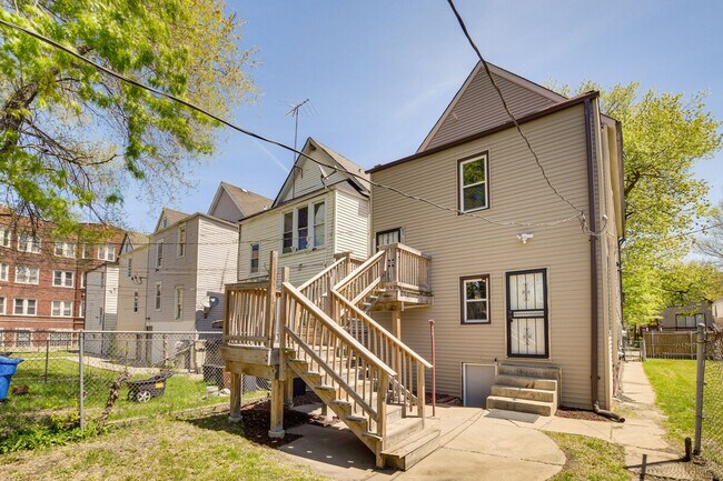 Building Photo - 7638 S Drexel Ave